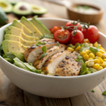 Blancs de poulet grillé marinés aux herbes et épices, prêts à être tranchés pour une salade protéinée
