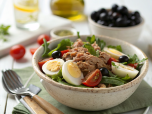 Salade protéinée aux œufs durs et thon avec tomates cerises, roquette et vinaigrette moutardée