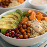 Salade végétarienne colorée aux pois chiches, quinoa, avocat, grenade et légumes croquants dans un bol en bois