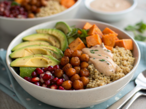 Salade végétarienne colorée aux pois chiches, quinoa, avocat, grenade et légumes croquants dans un bol en bois